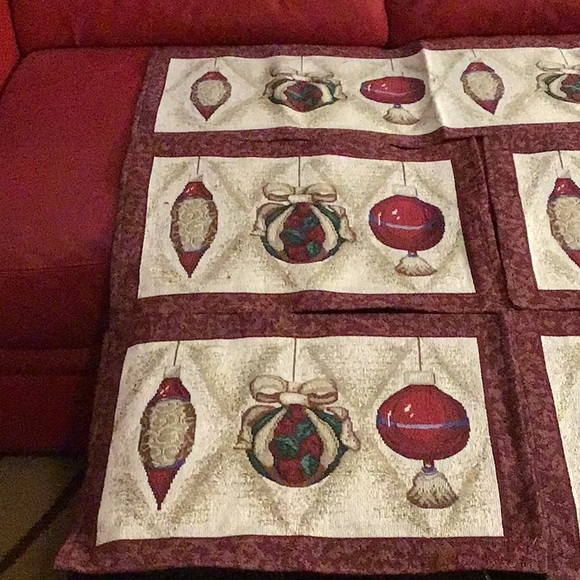 Christmas set: 1 runner & 4 placemats, like new! - Picture 3 of 10